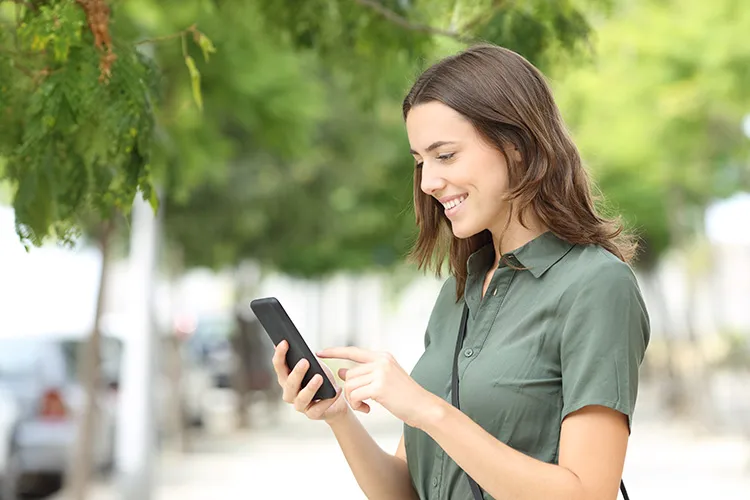 Mujer revisando su celular