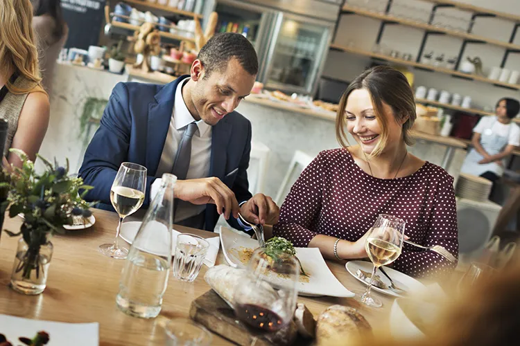 Personas cenando en evento