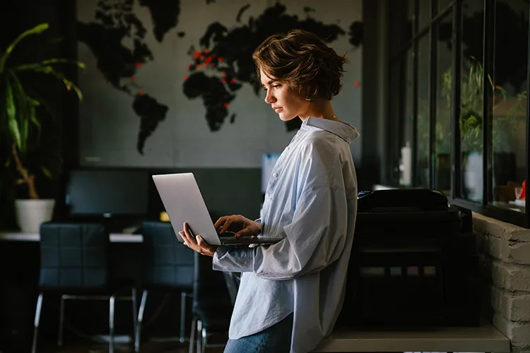 Mujer con su portatil