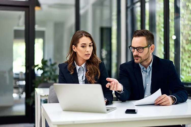 Personas hablando y trabajando