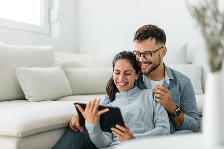 Pareja revisando su tablet