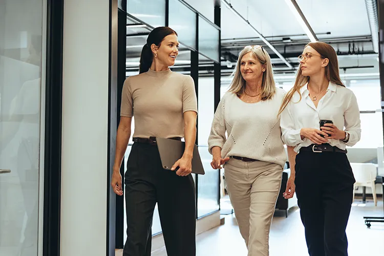 Mujeres caminando en oficina