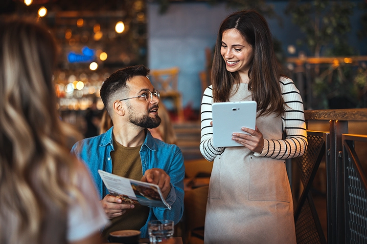 Mujer tomando orden de pedido en restaurante