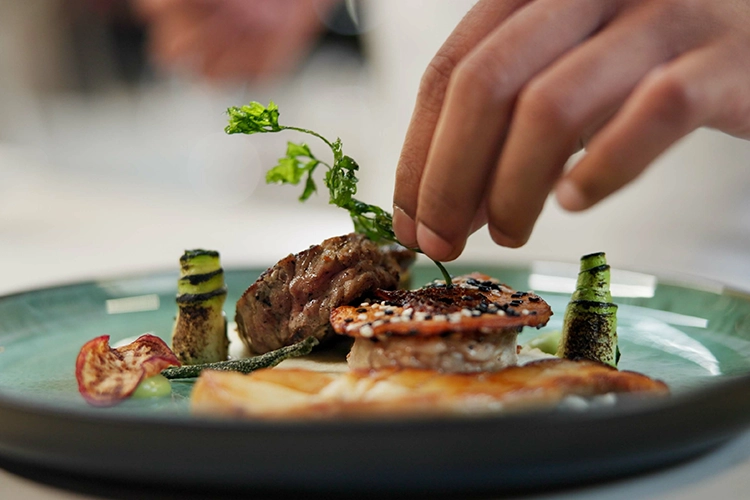 Plato con carne a la parrilla 