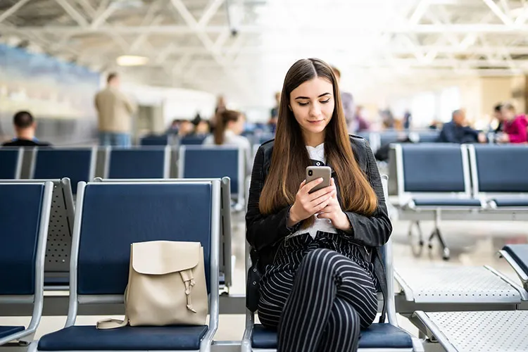 Mujer viendo su celular