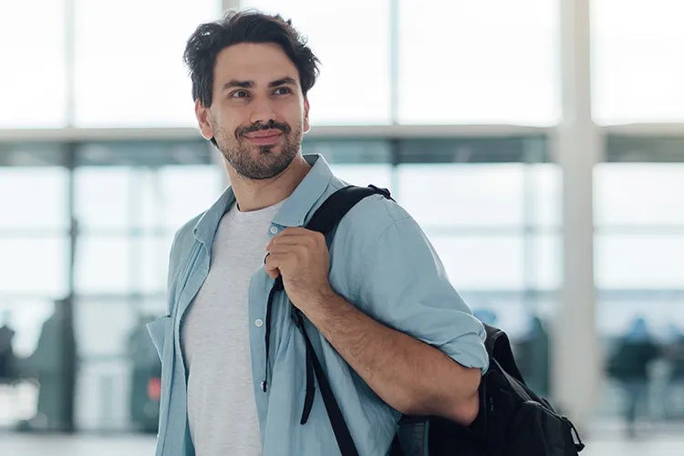 Hombre en el aeropuerto