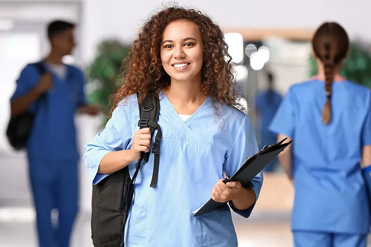 Mujer estudiante de medicina