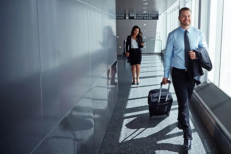 Hombre de negocios en el aeropuerto