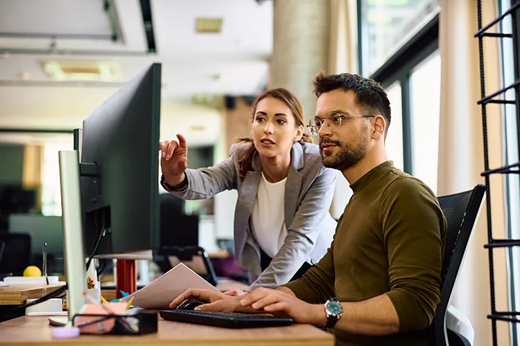 Personas en escritorio trabajando