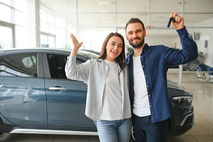 Pareja estrenando carro con el convenio de Colsubsidio