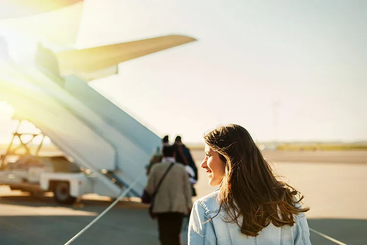 Mujer a punto de subirse al avión