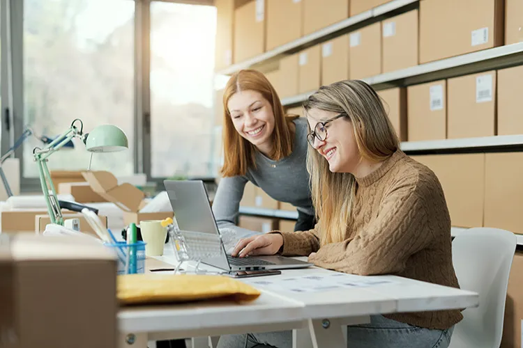 Mujeres sonriendo y trabajando