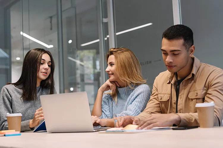 Personas trabajando