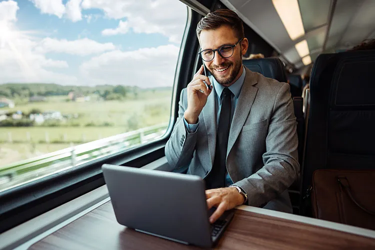 Hombre en viaje de trabajo