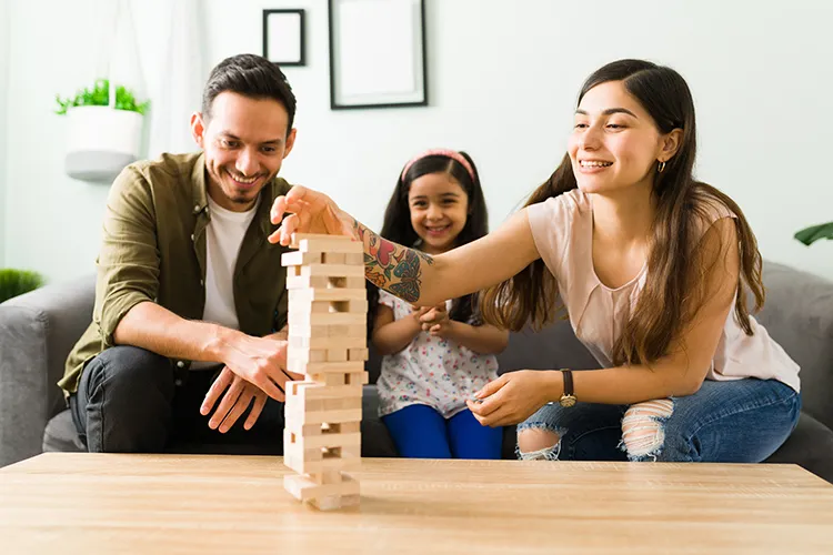 Familia feliz compartiendo en su casa