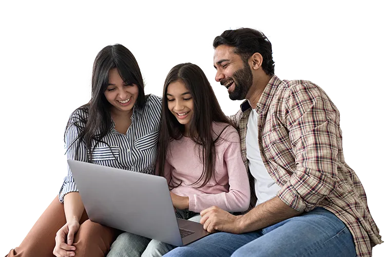 Familia revisando su computador