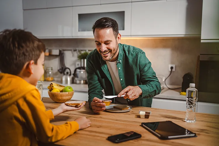 Padre e hijo compartiendo en su casa