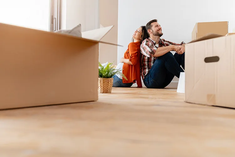 Pareja feliz en su casa nueva