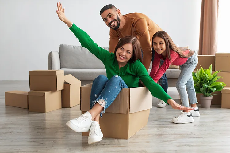 Familia feliz en su casa nueva