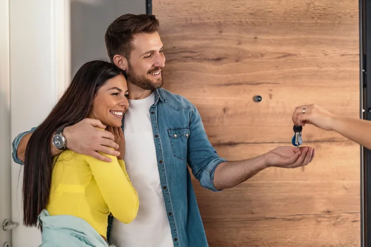 Pareja feliz en su casa nueva