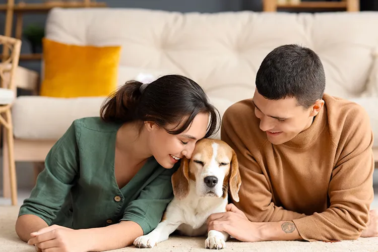 Familia feliz con su mascota