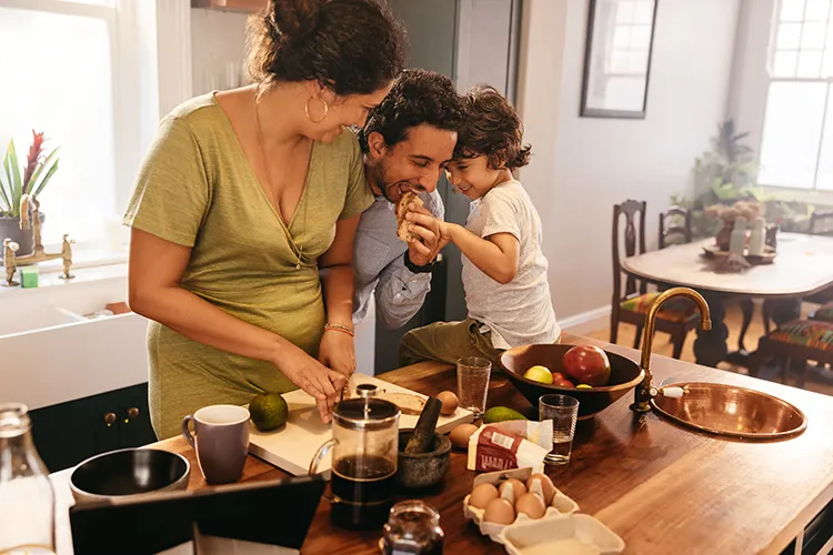 Familia feliz cocinando