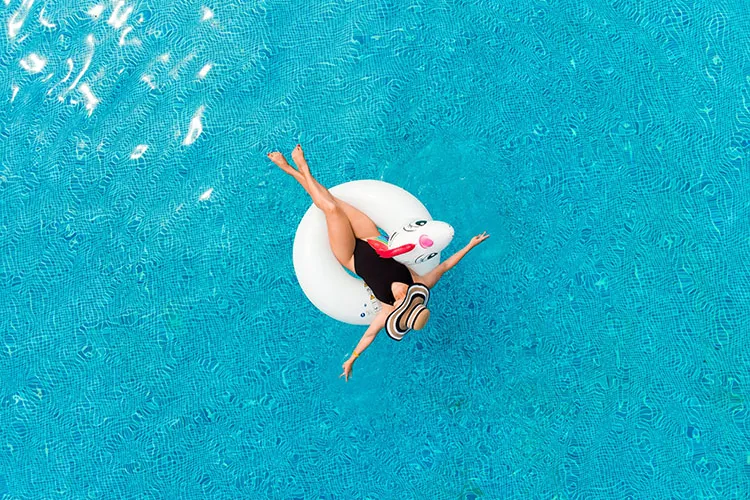 Mujer en piscina