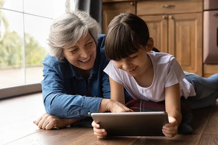 Abuela y nieta revisando su tablet