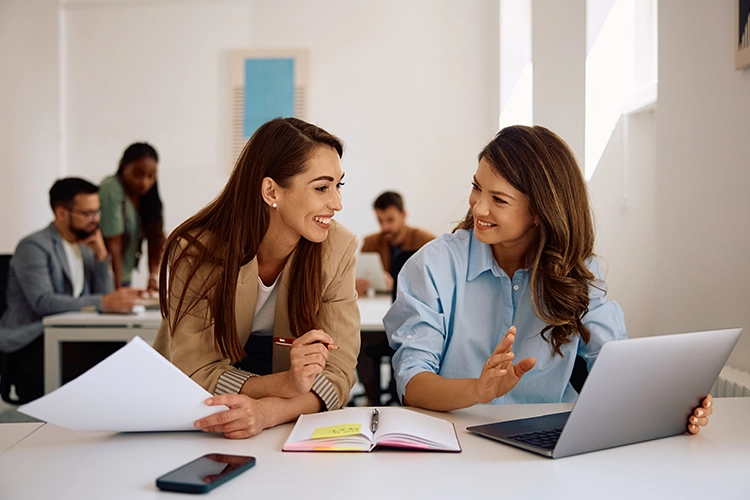 Mujeres con hablando y estudiando