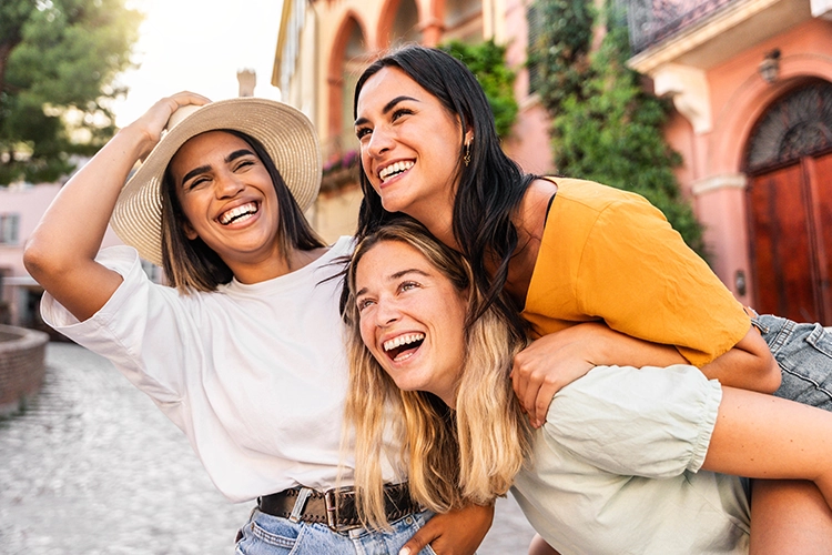 Mujeres sonriendo