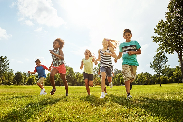 Niños corriendo