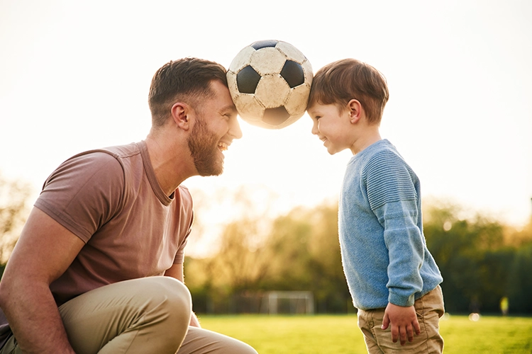 Padre e hijo jugando futbol 