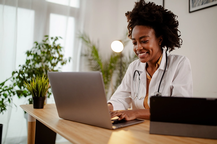 Doctora revisando computador