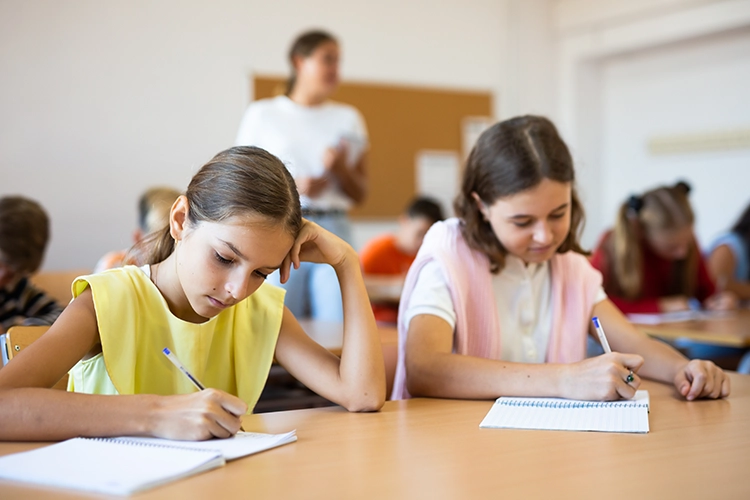 Dos niñas estudiando