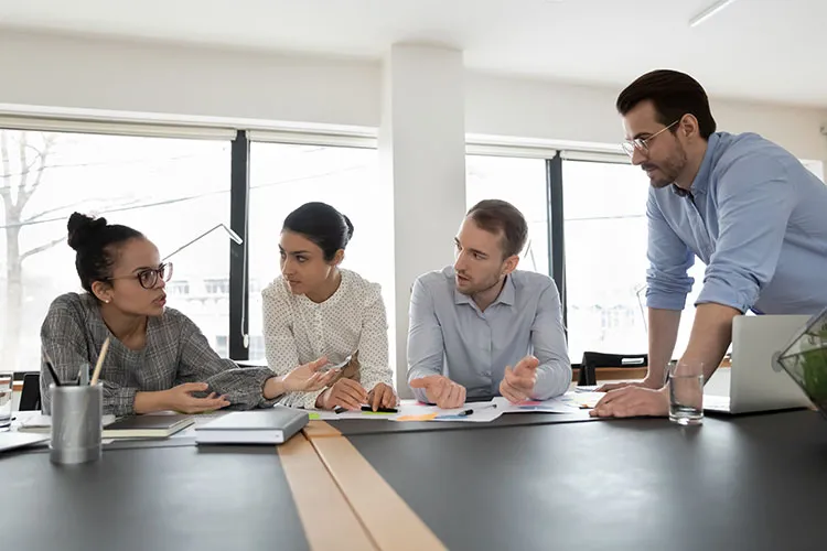 Equipo de trabajo conversando