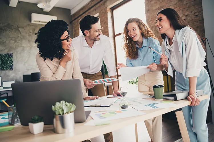 Equipo de trabajo frente a computador