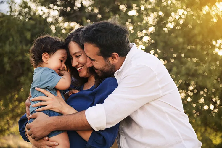 Familia feliz abrazándose