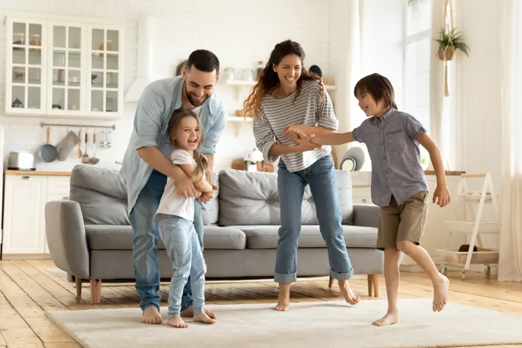 Familia feliz bailando