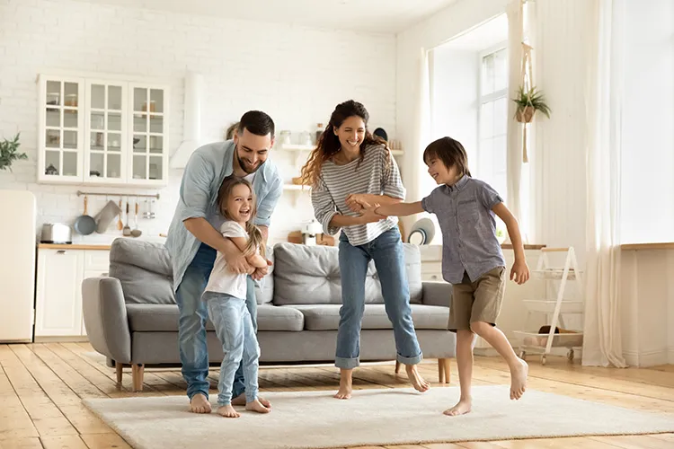 Familia feliz bailando