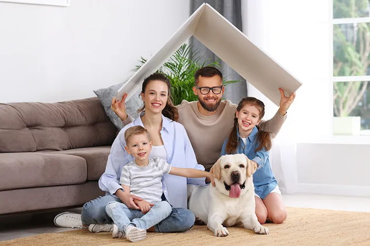 Familia feliz en su casa