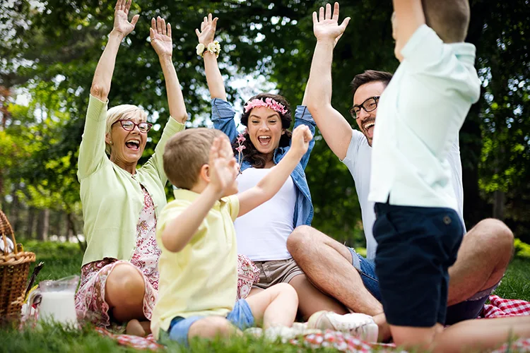 Familia feliz en día de campo