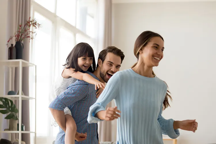 Familia feliz jugando