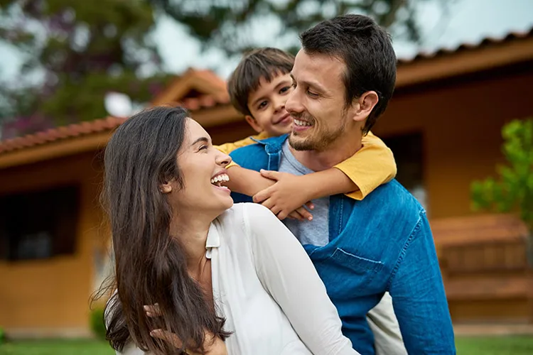 Familia feliz sonriendo