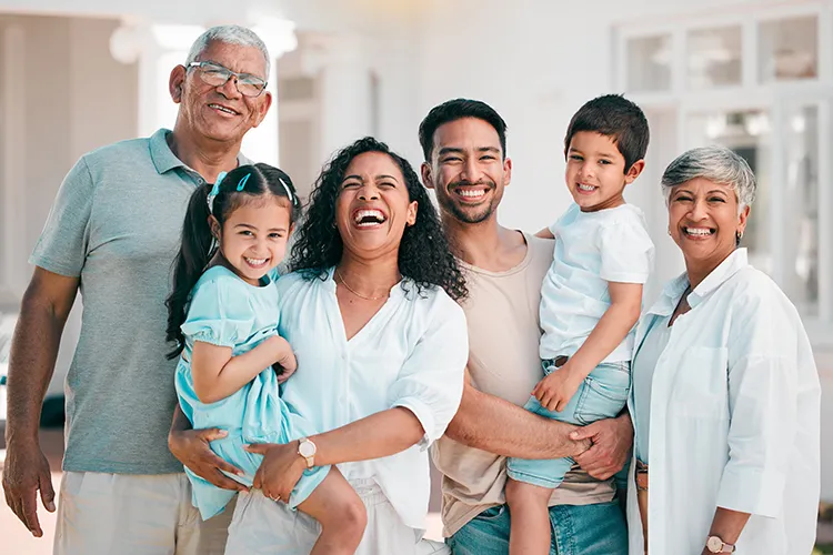 Familia reunida tomándose una foto