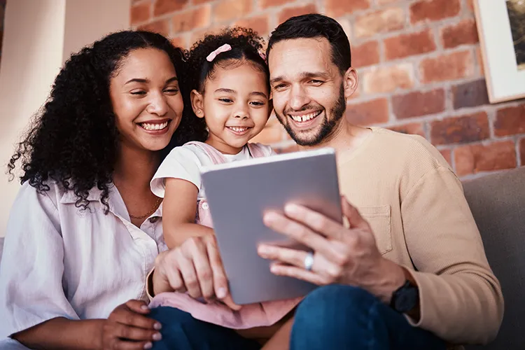 Familia revisando la tablet