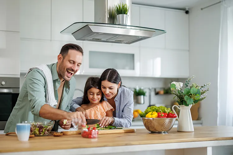 Familia unida cocinando