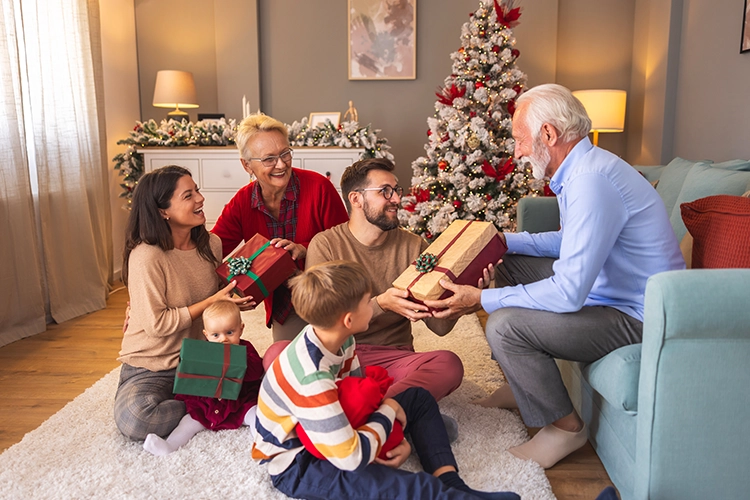 Familia recibiendo regalos