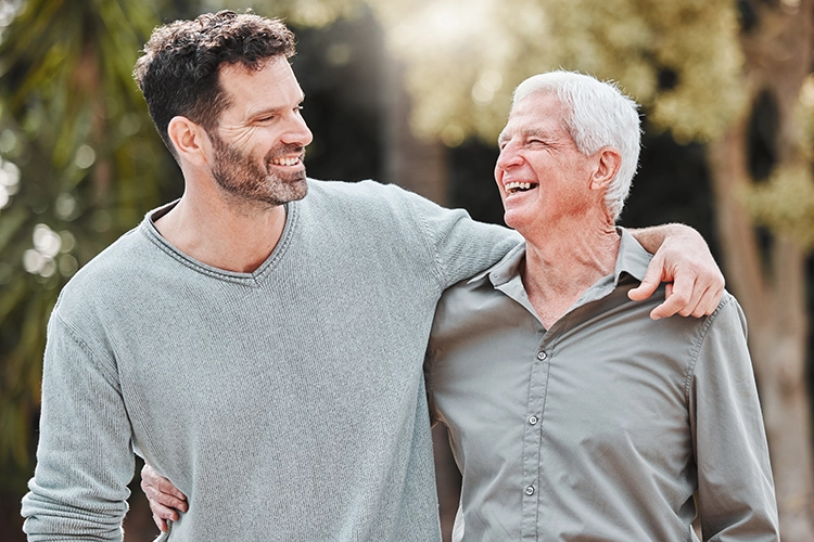 Padre e hijo sonriendo