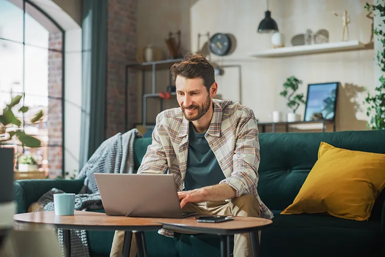 Hombre frente a su computador