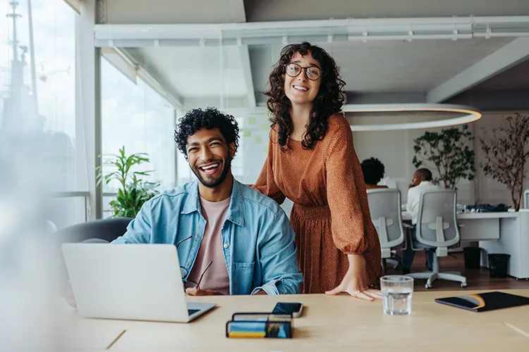 Mujer y hombre sonriendo